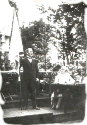 Rudolf Auriga podczas wręczania sztandaru głogowskiej szkole