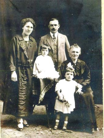 A. Rochaczek z matką żoną i córkami