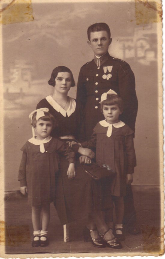 L. i M. Osiniakowie z dziećmi