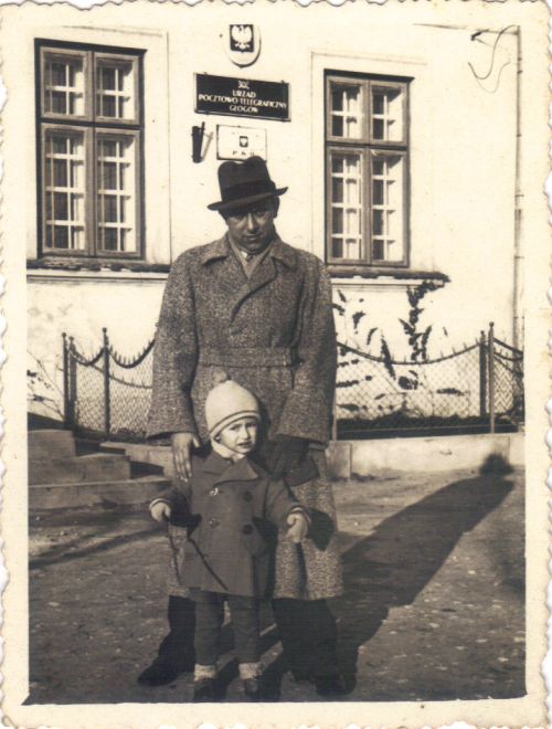 Władysław Gdula ze swoim synem Stanisławem przed pocztą w Głogowie 1938 r