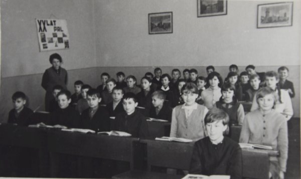 Janina Nabel z uczniami w głogowskiej szkole